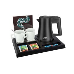 Willkommenstablett STAY Schwarz mit Wasserkocher STAR 0,5 L Schwarz und 2 weiße Porzellantassen mit A5 Prospekthalter